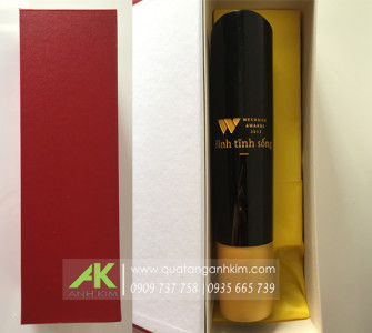 Cúp pha lê khắc đổ màu WeChoice Awards 2017 - Bình Tĩnh Sống